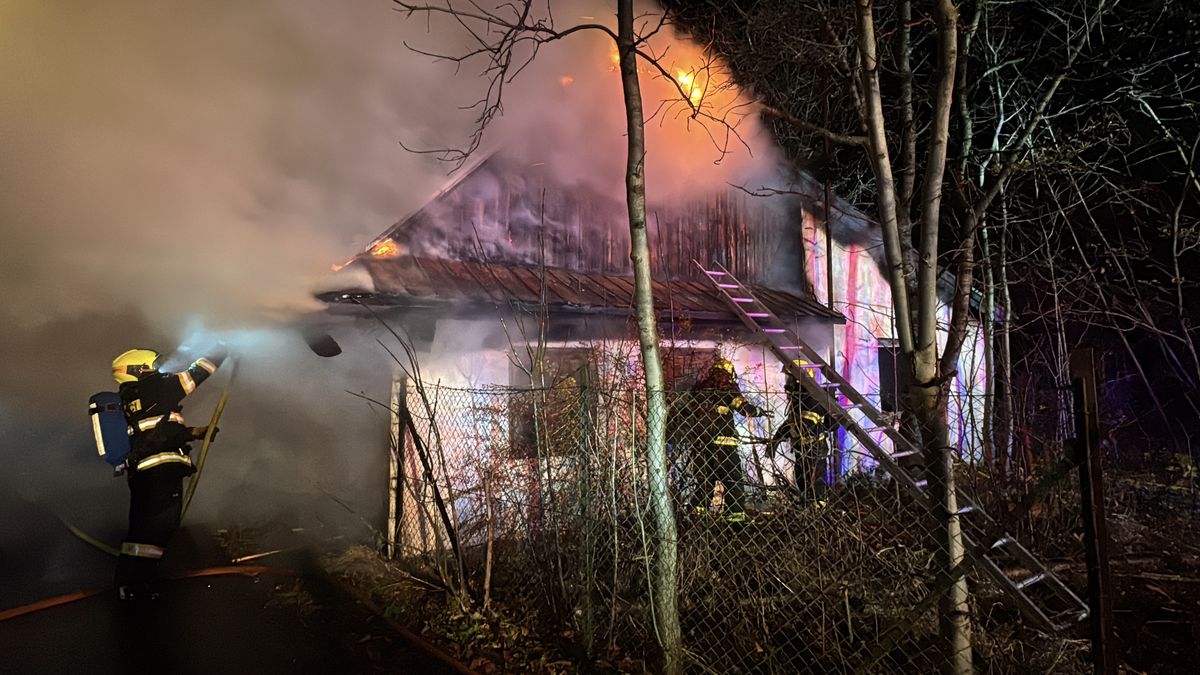 Požár ve Frýdlantu nad Ostravicí: Záchranka z domu v sousedství odvezla dvě děti a dva dospělé